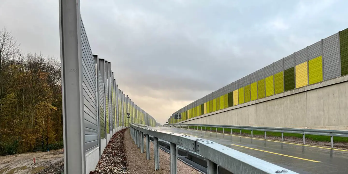 Bunte AWK Lärmschutzwand aus Aluminium an der Straße