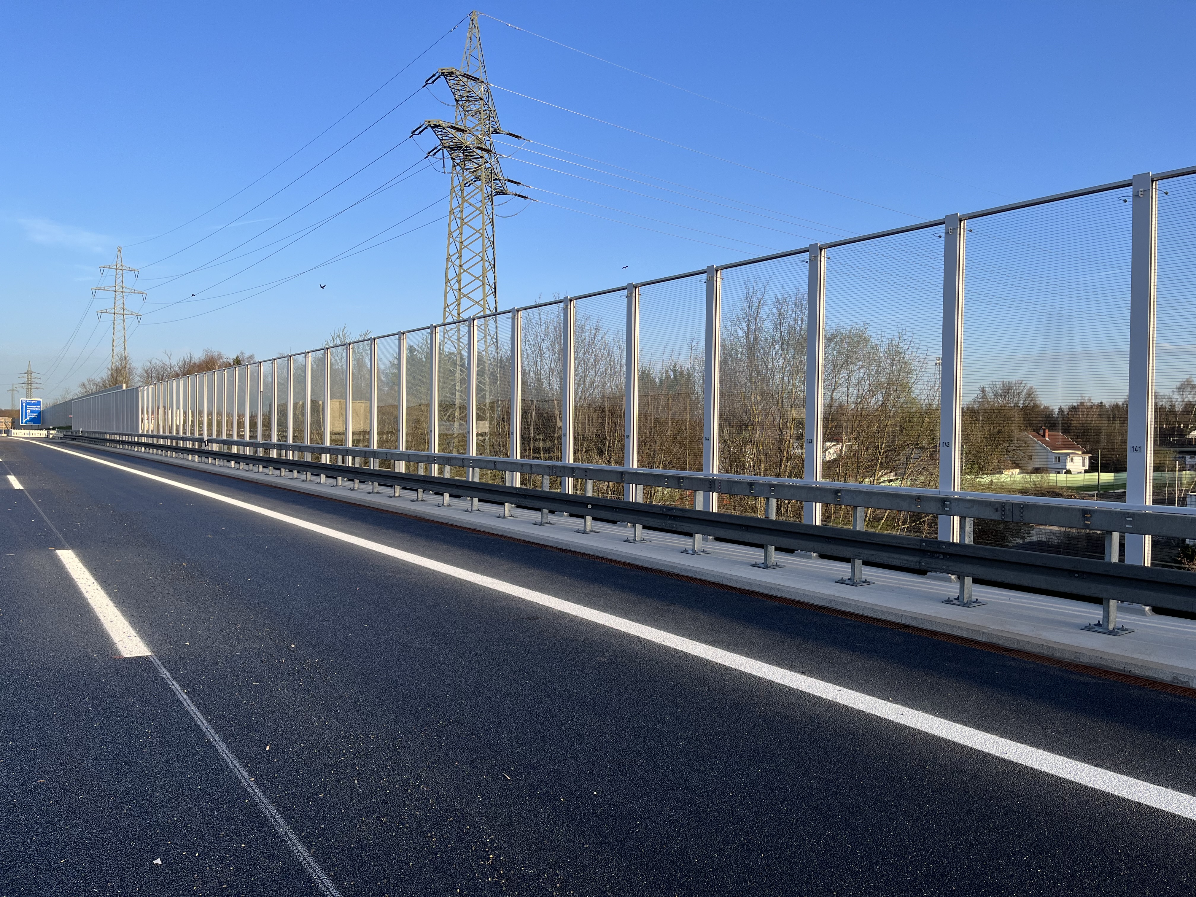 Lärmschutzwand mit Kombination aus Lichtdurchlass und Schallschutz auf Brücke