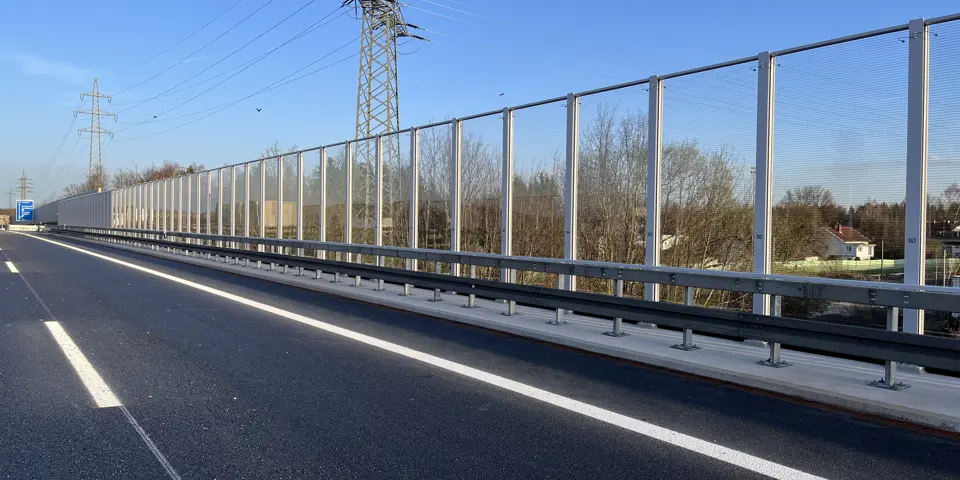 Lärmschutzwand mit Kombination aus Lichtdurchlass und Schallschutz auf Brücke