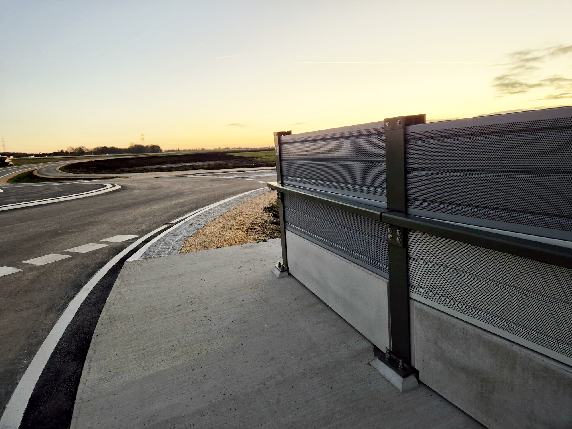 Konstruktionselemente der Lärmschutzwand mit Stahlpfosten, Handlauf und Sockelelementen an der B311 in Erbach