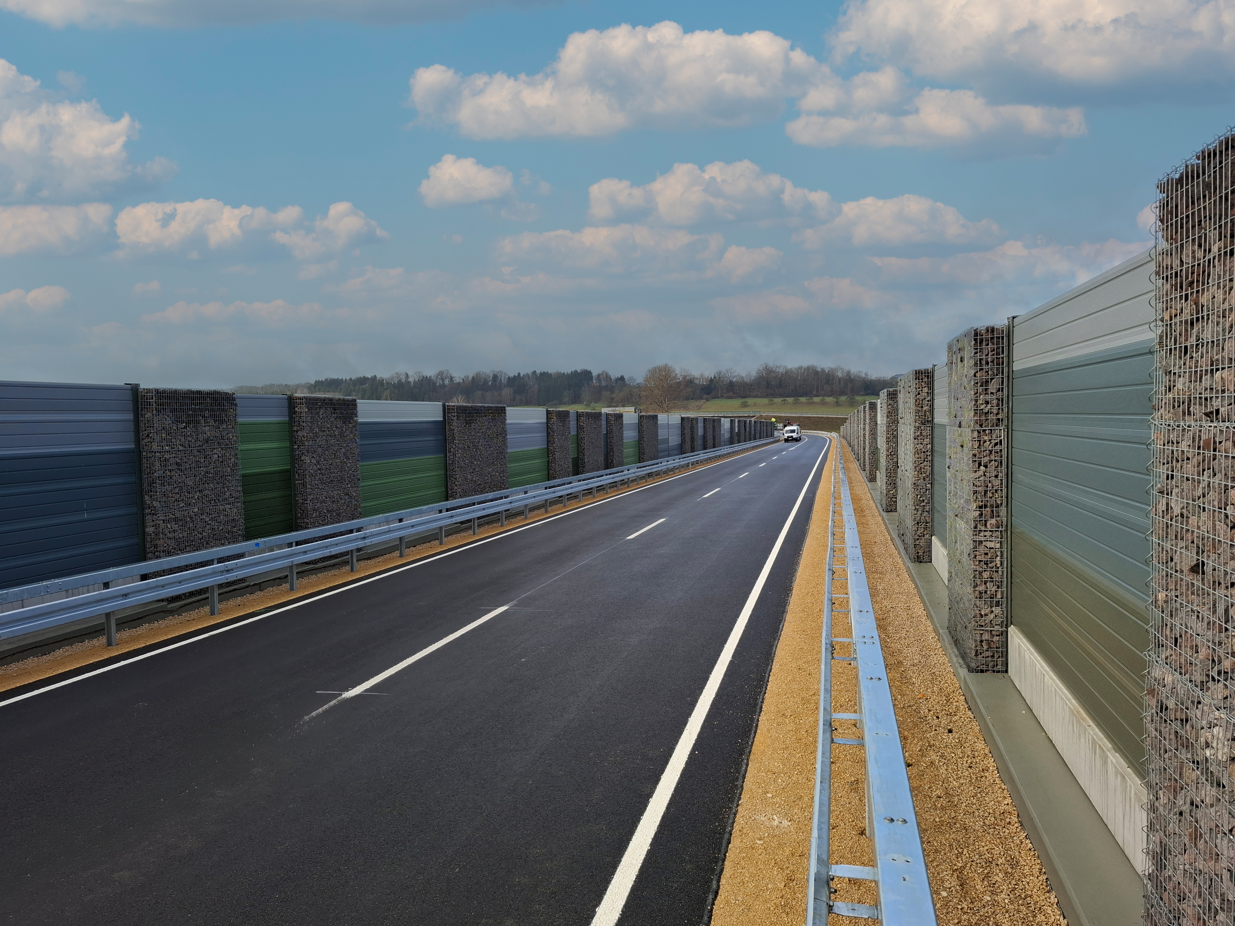Nahaufnahme farbig gestalteter Aluminiumelemente der Lärmschutzwand in Erbach, eingebaut nach individuellem Gestaltungskonzept
