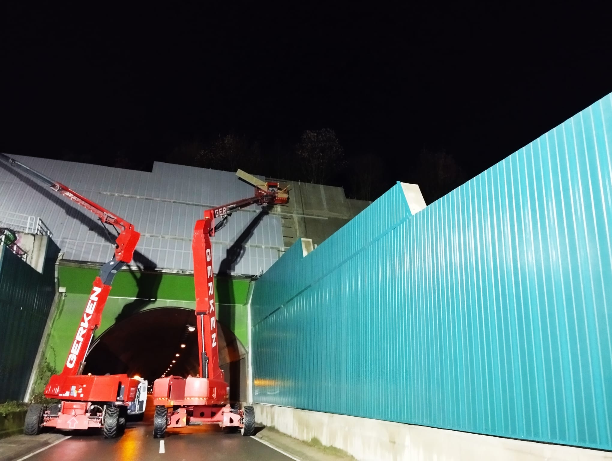 Installation langlebiger Aluminiumvorsatzschalen mit optimalen Lärmschutzeigenschaften am Tunnel Berghofen