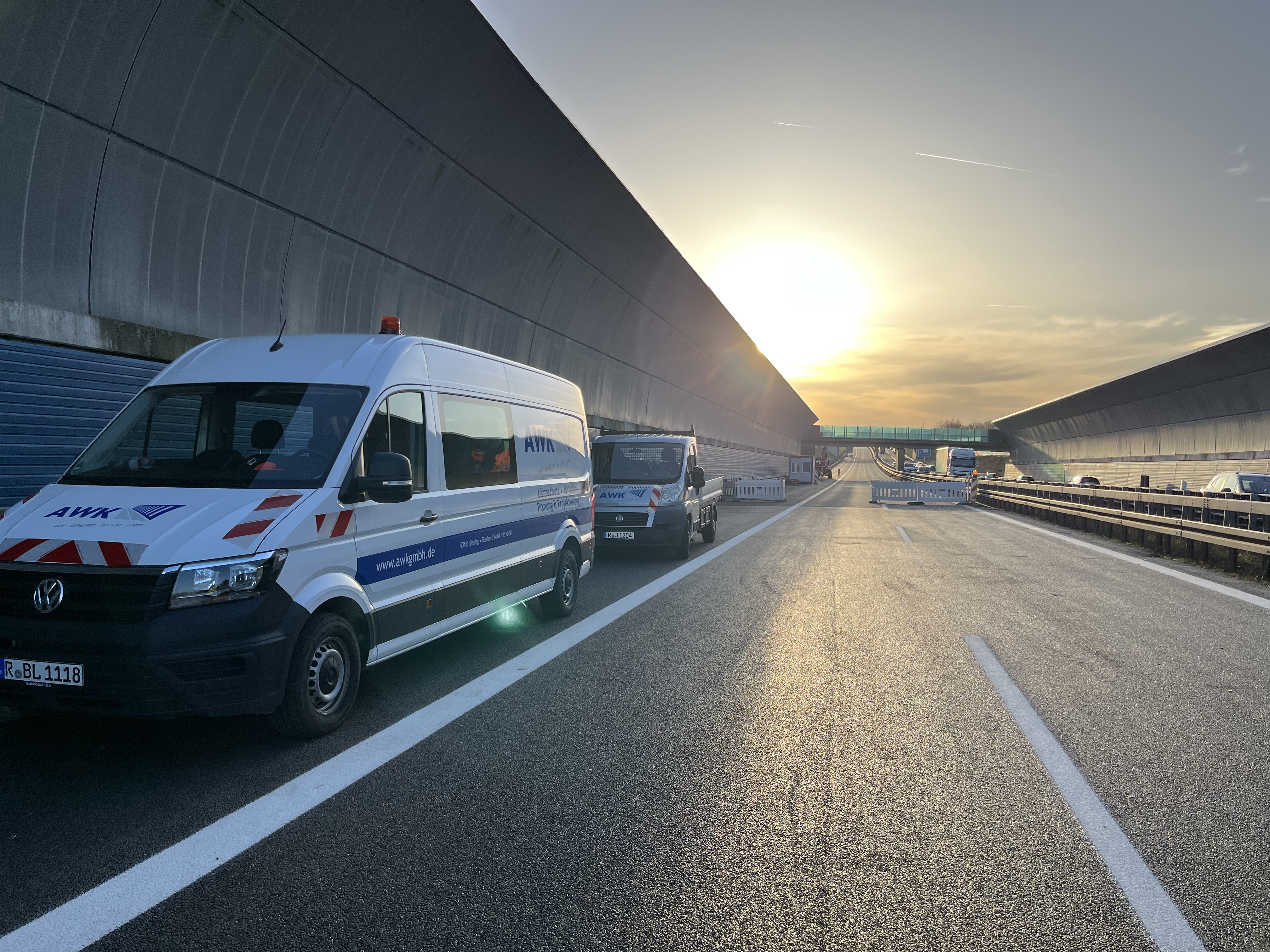 Schallabsorbierende Materialien in moderner Lärmschutzwand am Brückenersatz